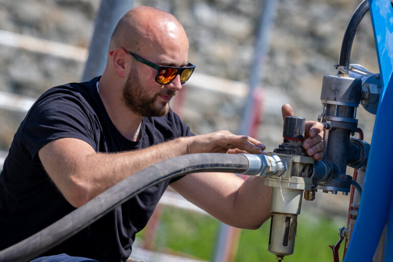 Pieskovač nastavuje pieskovacie zariadenie pri práci v exteriéri